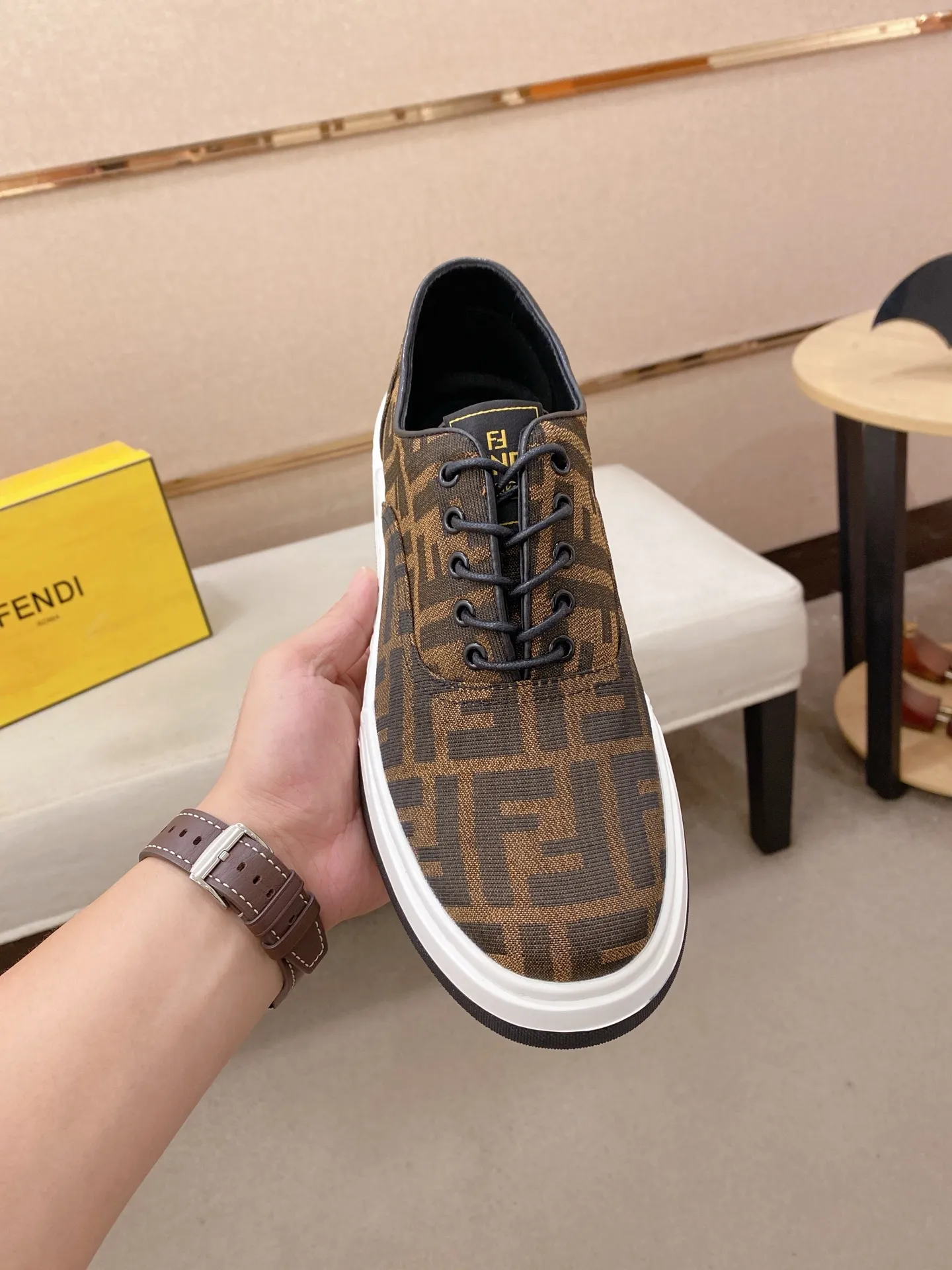 Men's shoes 💰 420💰 (FENDI) New high-top 👊🏻 upper 🇮🇹 imported cowhide fabric 🇩🇪 lining imported sheepskin lining. The original outsole is molded to highlight the identity of every man, and the upper foot is stable and stable🚶🏻🚶🏻The high-end custom counters reproduce the original version📯No matter the wind or rain, the shoe last remains unchanged and can withstand the verification of time🔍️,🔵 Size: 38-44 (45 is custom-made and cannot be returned or exchanged
